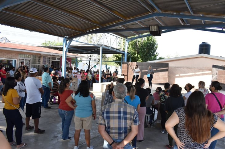 Padres de familia exigen regreso presencial de los alumnos a la escuela José Ramón