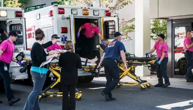 3 muertos en tiroteo dentro de un centro comercial de Oregon, EU      