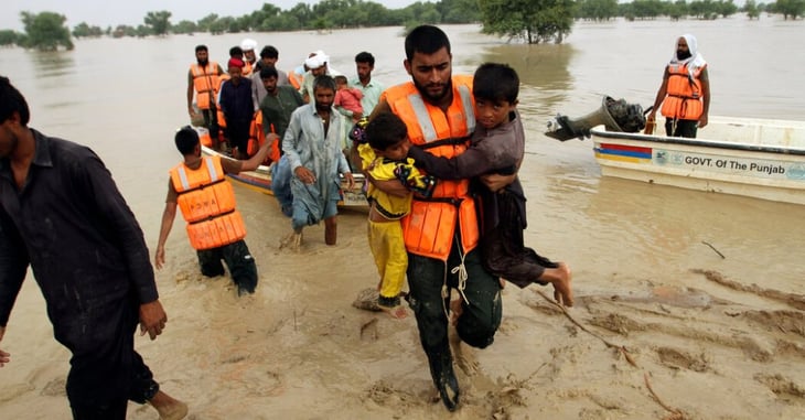 Al menos un tercio de Pakistán está inundado; suman mil 130 muertos