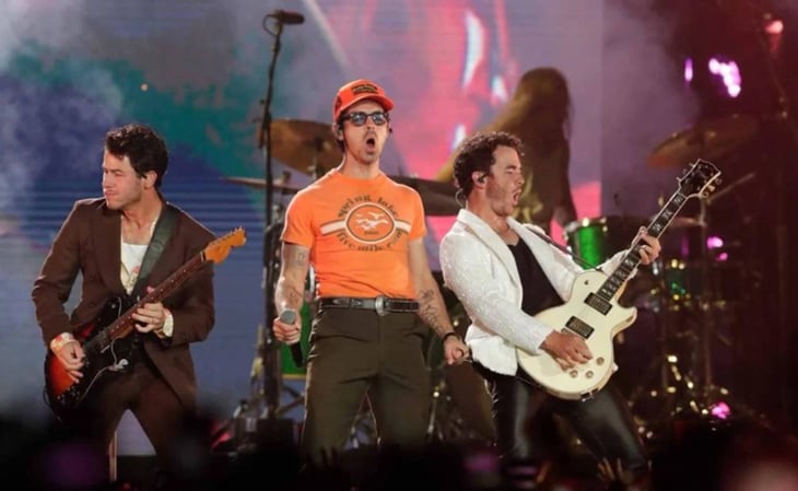 Jonas Brothers enamoran a fans en su regreso a la CDMX