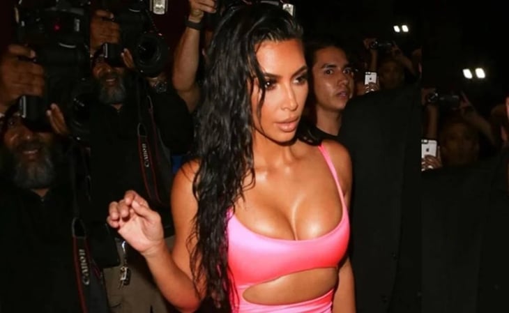 Kim Kardashian luce su silueta con minivestido y look al estilo Barbie