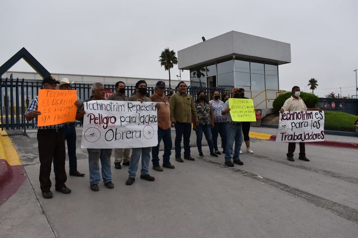 Extrabajadores exigen a Technotrim finiquito por 7 millones de pesos o la embargan 
