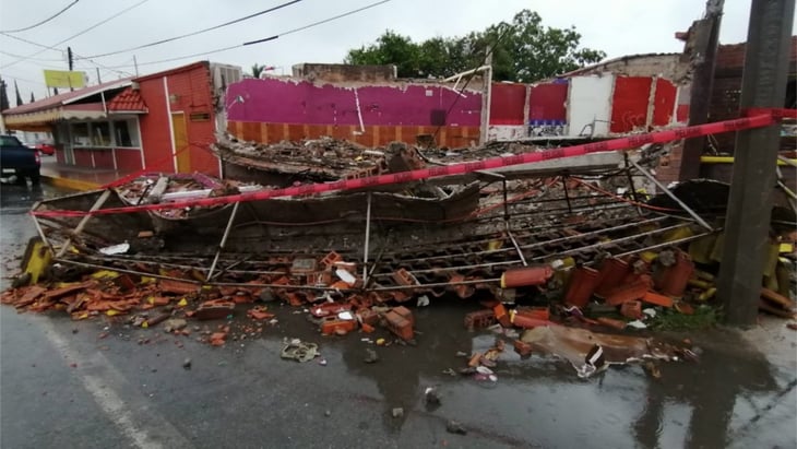 VIDEO: Por lluvias, colapsa local comercial en Torreón