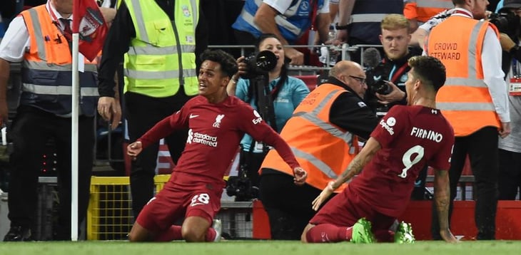 El Liverpool remonta en el descuento el gol de Isak en su debut