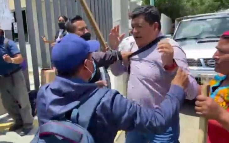Pobladores de Santa Inés del Monte agreden a reporteros en Oaxaca