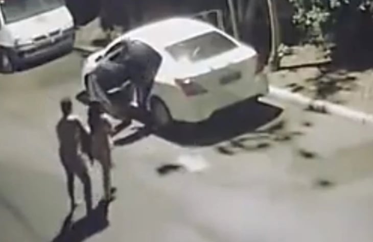 VIDEO: Asaltan a pareja mientras tenían relaciones en un auto