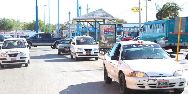 Municipio detecta a taxistas trasladando migrantes