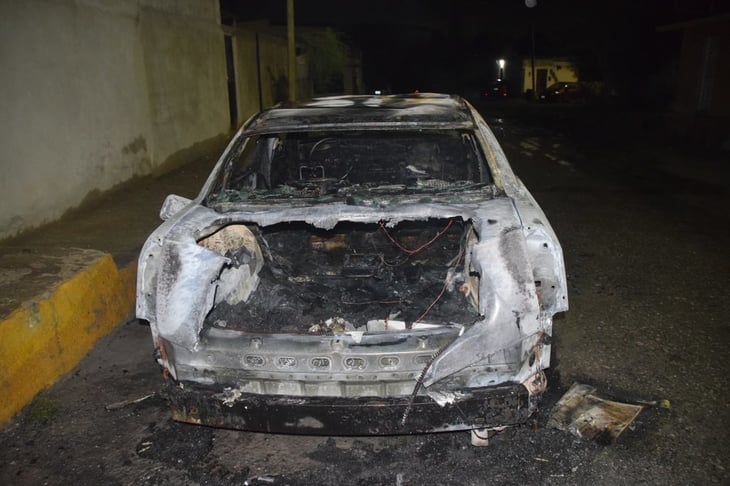Auto se incendia mientras estaba estacionado en la colonia Deportivo