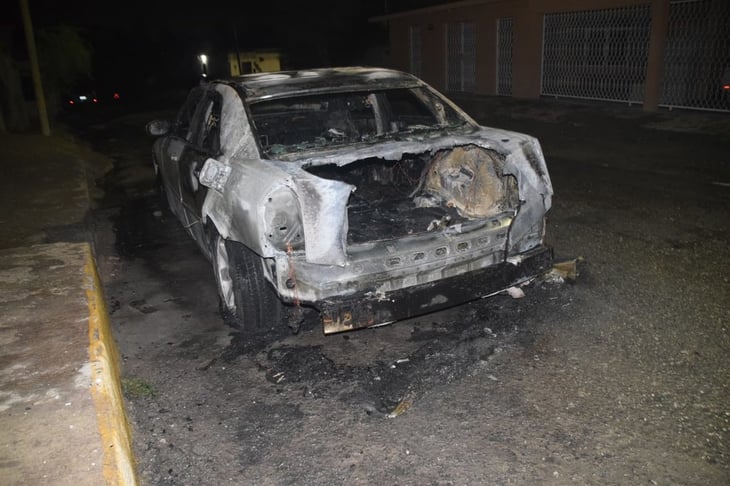 Vehículo estacionado se incendia 'de la nada'