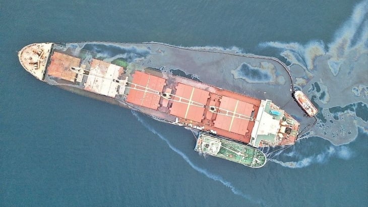 Manchas de petróleo de barco accidentado llegan a una playa de Gibraltar
