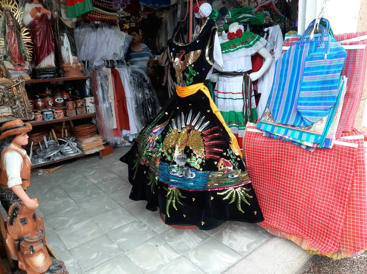 Mercado Zaragoza tiene gran surtido de trajes típicos mexicanos