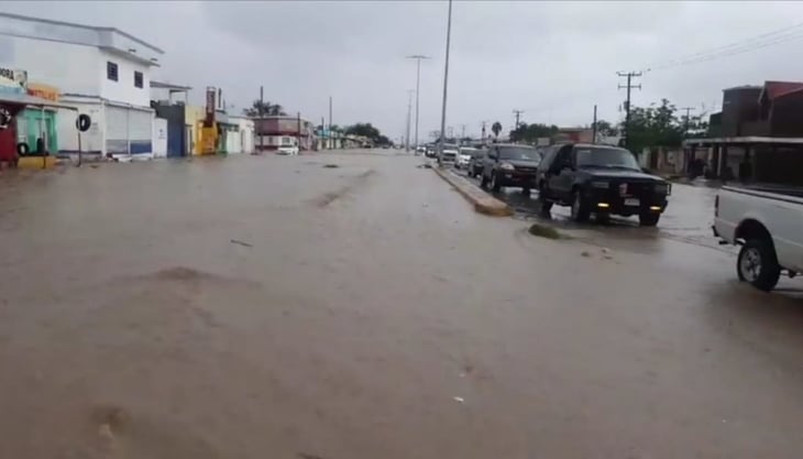 Lluvia inunda el Bulevar San José; autos con menores se quedan en medio del agua
