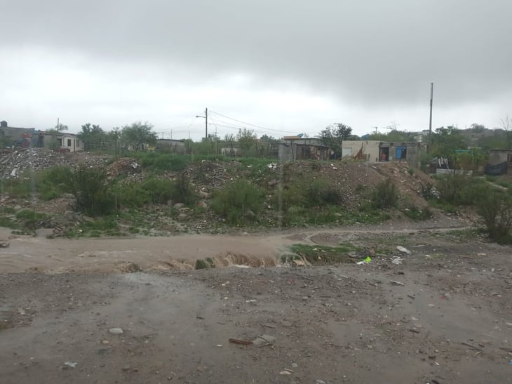 25 viviendas se deslavan y agua arrastra a 2 menores