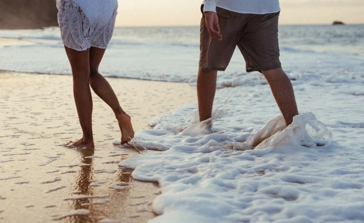 ¿Por qué no debes caminar descalzo en la playa? 