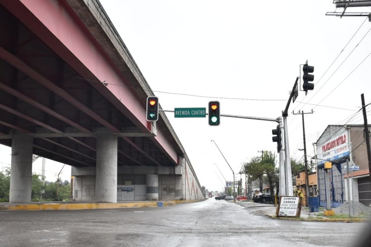 Lluvias vuelven 'loco' a semáforo en avenida Cuatro con Pape en la Obrera