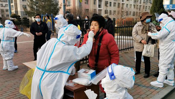 Ciudad de Dalian en China ofrece 288 dólares a residentes que den positivo a COVID-19