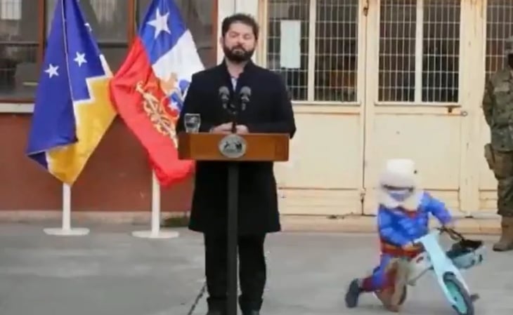 Niño se roba conferencia de prensa de Gabriel Boric en Chile, a bordo de un triciclo