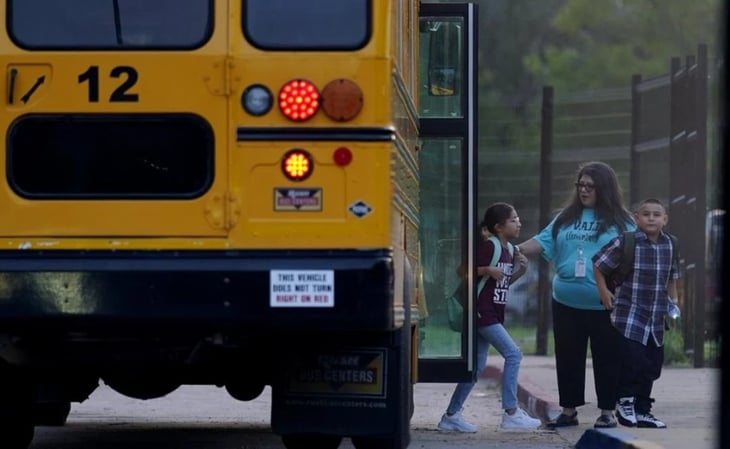 Alumnos vuelven a clases en Texas a tres meses del tiroteo