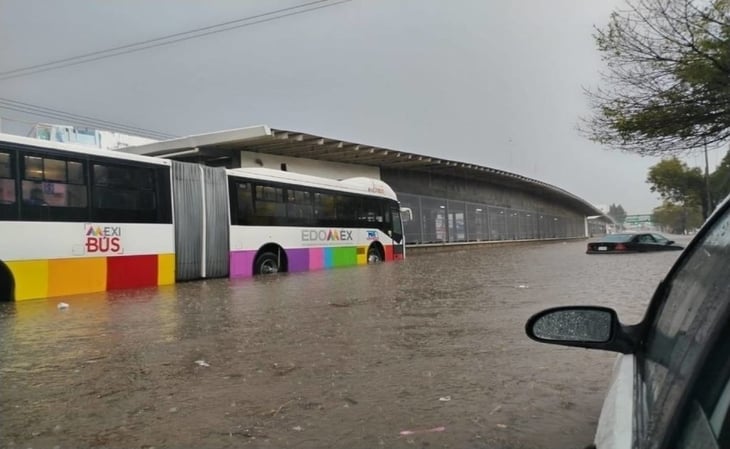 Reportan inundaciones en Ecatepec; vehículos se quedan varados