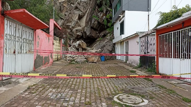 Reportan derrumbe de rocas sobre casas en Santa María Tulpetlac, Ecatepec