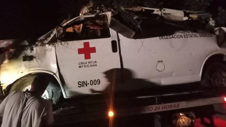 Volcadura de ambulancia de Cruz Roja deja 4 lesionados en Sinaloa