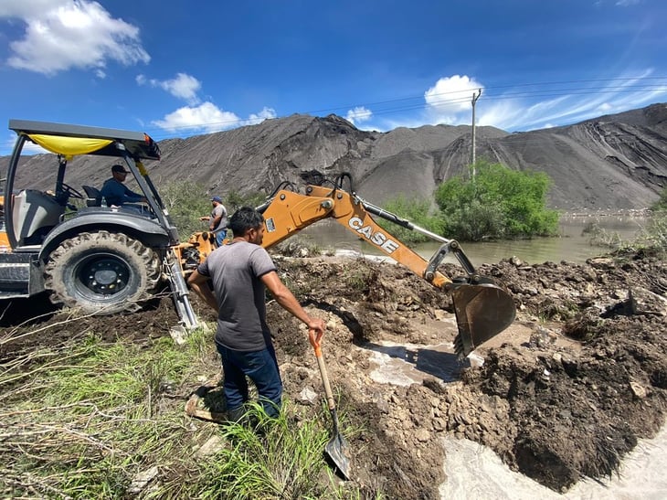 Retroexcavadora daña tubería y deja sin agua a 10 mil usuarios de 20 colonias del sur de Monclova