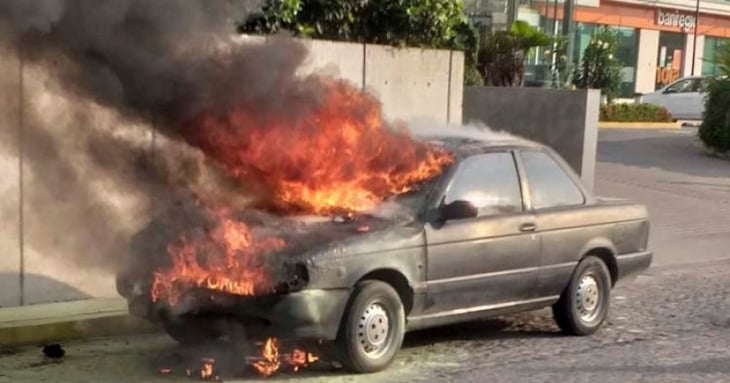 Automóvil arde en llamas en Torreón