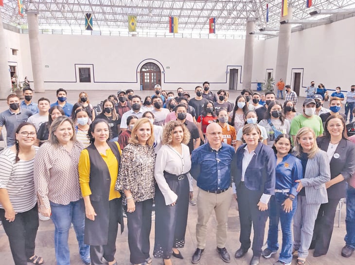 Súper Gutiérrez hace entrega de becas de redondeo a estudiantes