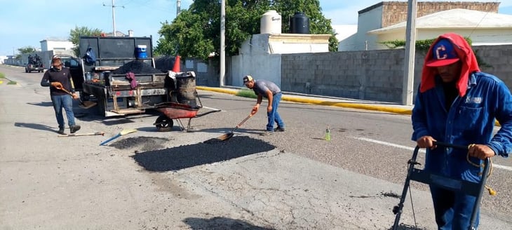 La Dirección de Obras Públicas repara baches de la ciudad