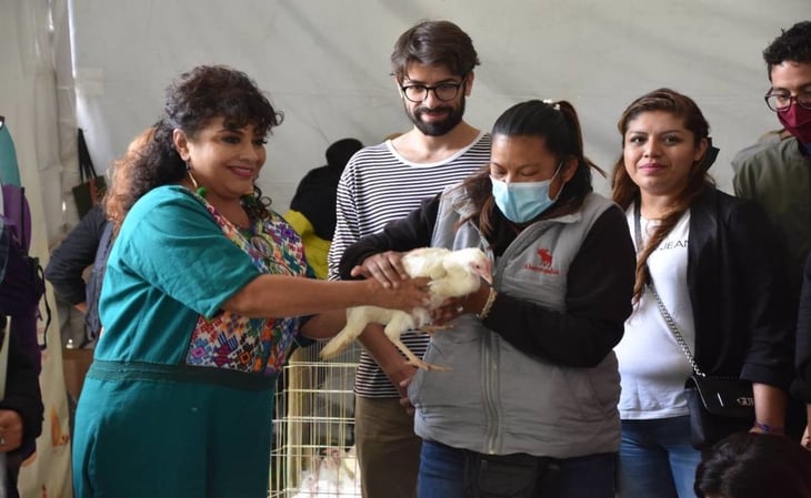 Iztapalapa regala gallinas para combatir carencia alimentaria