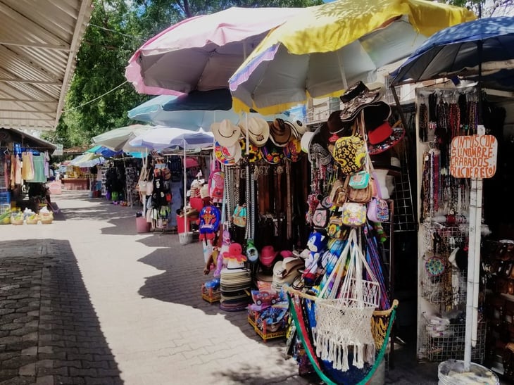 Clientes siguen negándose a usar cubrebocas en locales del Mercado Zaragoza
