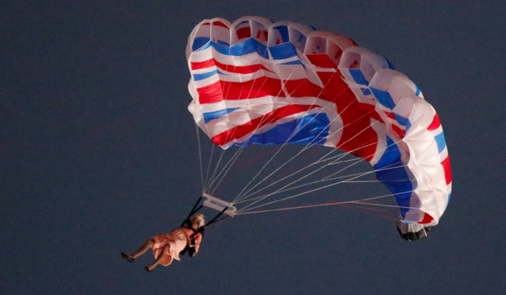 El día que la Reina Isabel II inauguró los Juegos Olímpicos de Londres 2012 y llegó en helicóptero con James Bond