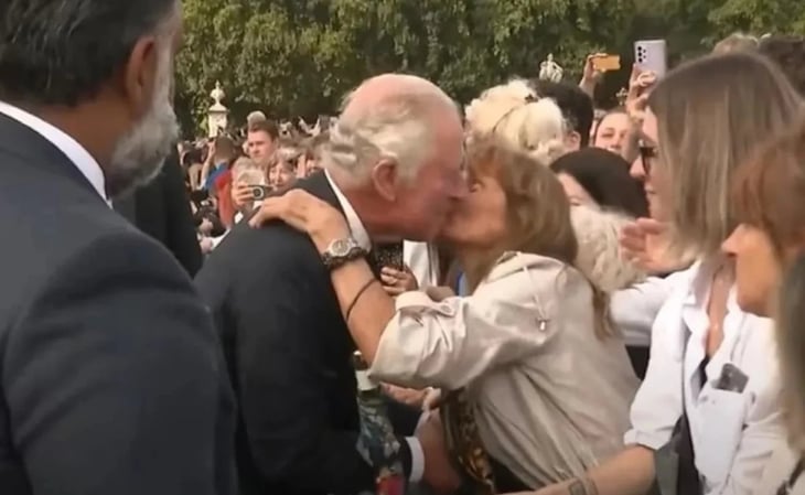 Video: Mujer se salta el protocolo y besa al Rey