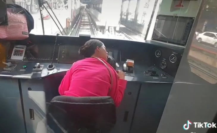 Captan a supuesta trabajadora del Metro durmiendo en cabina de tren
