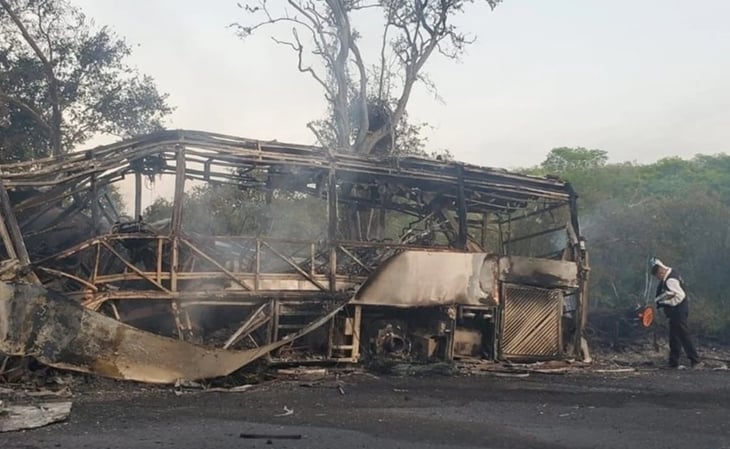 Suman 18 calcinados tras choque de autobús contra pipa de combustible en carretera Cd. Victoria-Monterrey