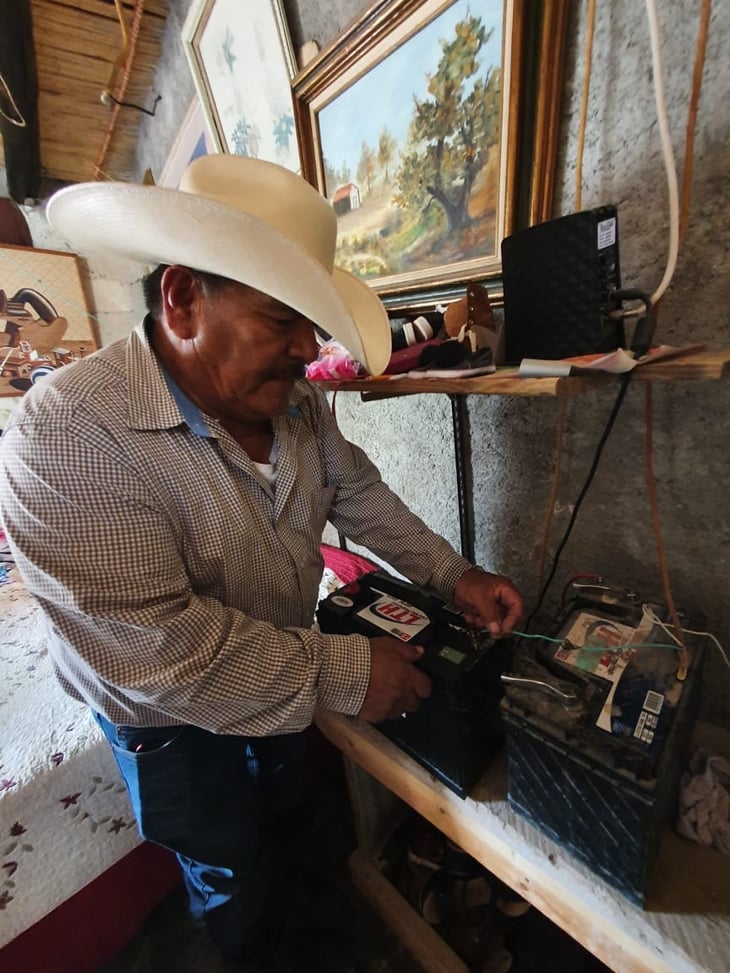 Familias del Ejido Madero  reciben acumuladores para paneles solares