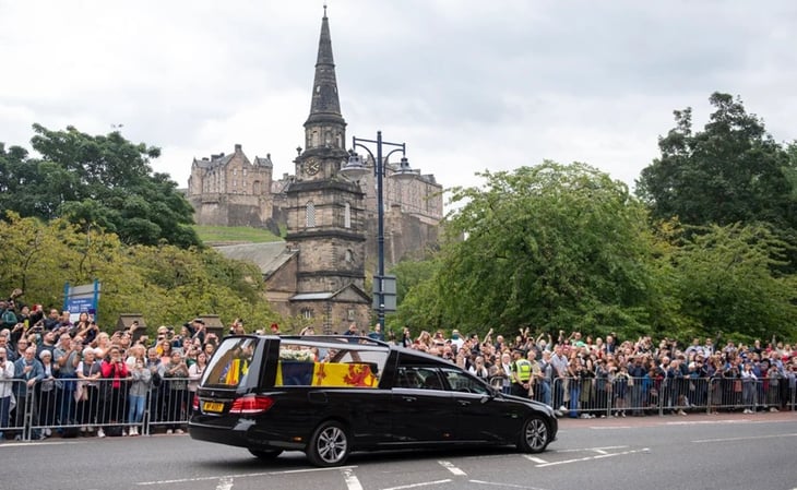 Cortejo fúnebre de Isabel II entra en Edimburgo