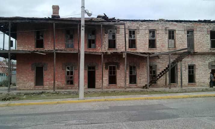 Los edificios antiguos en la ciudad se encuentran en completo abandono
