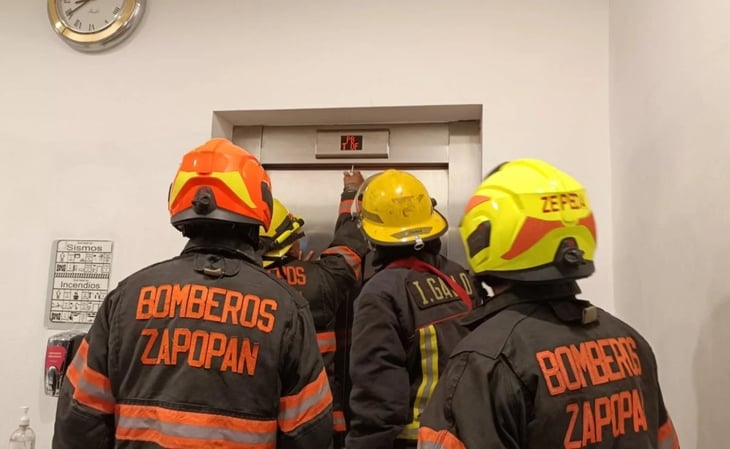 Familia queda atrapada en elevador de centro comercial en Zapopan, Jalisco