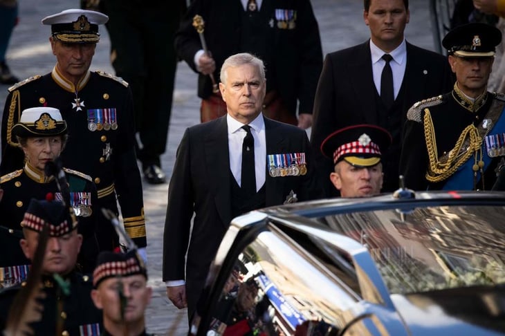 Lanzan insultos al príncipe Andrés en plena procesión fúnebre de Isabel II del Reino Unido