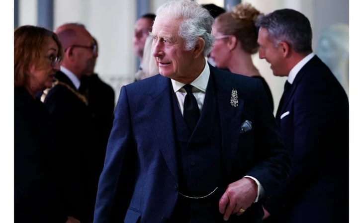 Manos presuntamente hinchadas del rey Carlos III causan alarma por su estado de salud