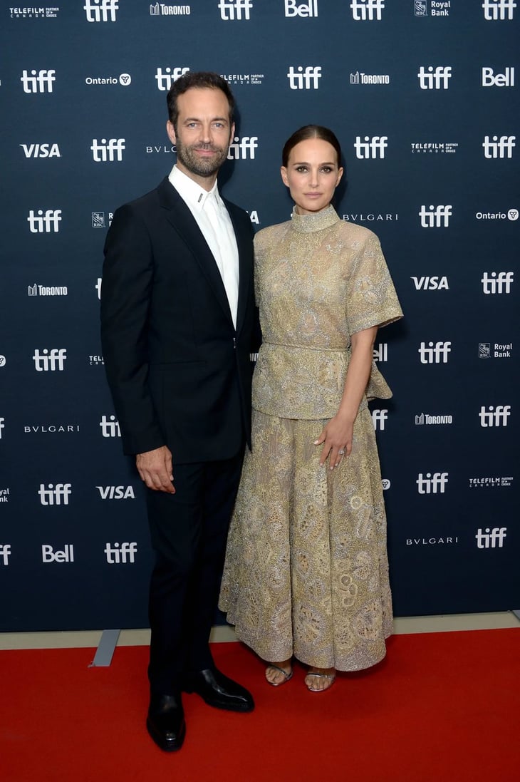 Natalie Portman define la elegancia con un vestido de líneas minimalistas 