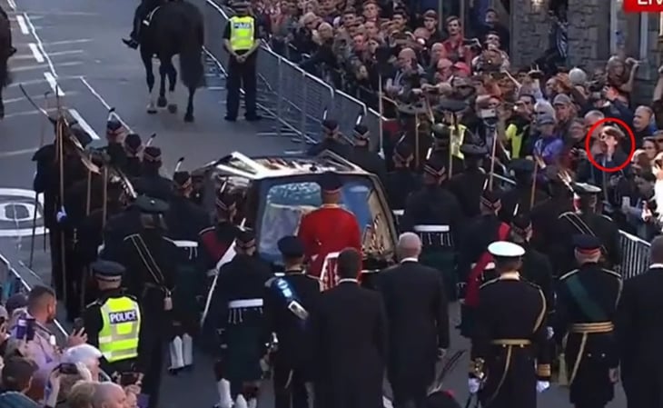 “¡Eres un viejo enfermo!” le gritan al príncipe Andrés en procesión con el féretro de la Reina Isabel II