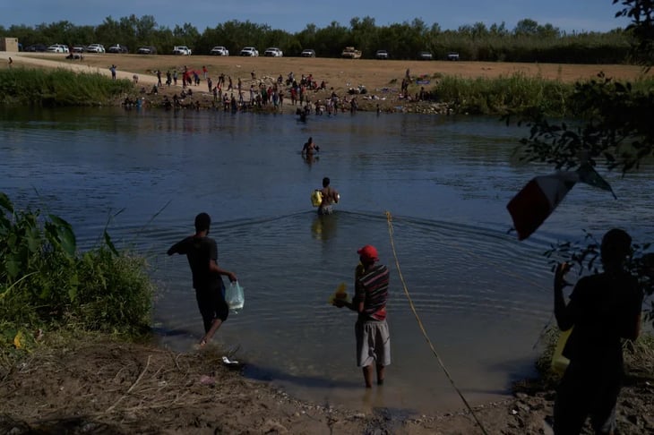 Cientos de migrantes cruzan el Río Grande en busca de asilo 