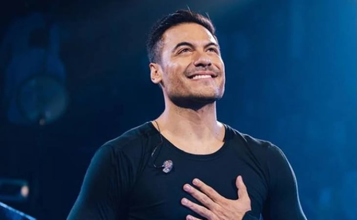 Carlos Rivera vive emotivo momento en concierto: Llora en el escenario por la muerte de su padre
