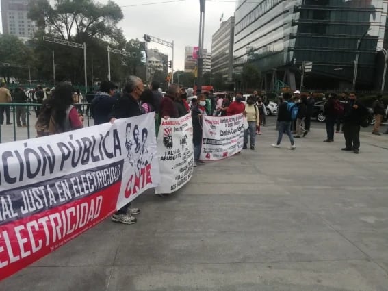 CNTE marcha de Estela de Luz al Zócalo capitalino