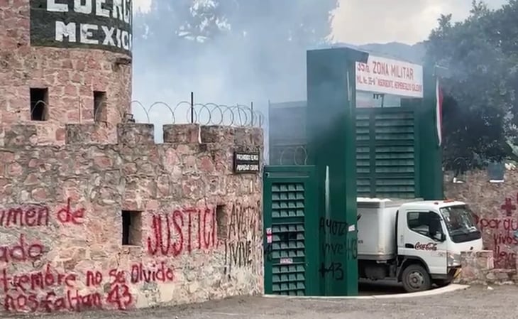 Durante protesta, normalistas vandalizan fachada de la 35 zona militar de Chilpancingo, Guerrero