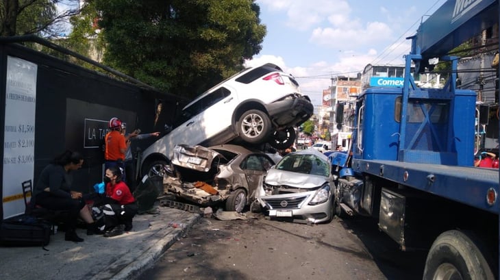 Aparatoso choque de grúa pesada contra 5 autos en la México-Toluca deja al menos 2 heridos