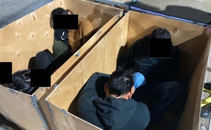 Transportaron a miles de migrantes hacia EU en maletas o cajas de cartón: autoridad detiene a los responsables