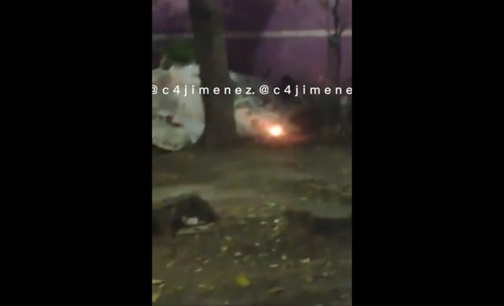 VIDEO: Jóvenes graban cuando lanzan un cohete a una persona en situación de calle en Iztacalco